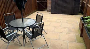 Church Court 2 Bed 55 Inch SKY TV Northampton Parking Contractor Accommodation - Image 5