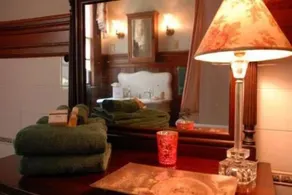 Circular Manor Bed and Breakfast - Image 3