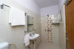 OYO Flagship 23686 UR Guest House - Image 3