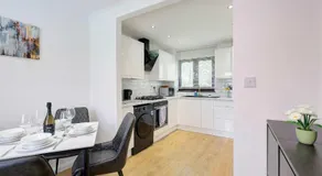 Spacious & Bright 3 Bedroom House in Peterborough - Image 2