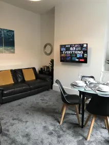Bright Spacious 3-bed with office & patio, Preston - Image 2