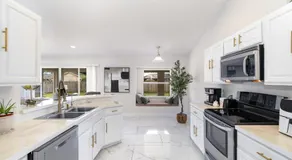 Family Launch View Stay, Modern and Bright - Image 2