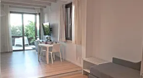 Four Rooms Guesthouse - Image 2