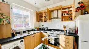 London's Central East End 2 Bedroom City Apartments - Image 3