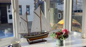 Trafalgar, lovely ground floor flat with outside patio garden, minutes walk to seafront - Image 3