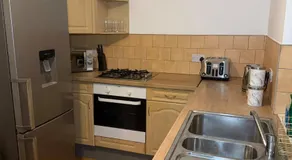 Group-Friendly 2BR Home for 7 with 2 En-Suites & Fast WiFi near Kirkgate and Trinity Walk - Image 3