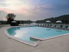 Situated in a landscaped park of a little less than .... - Image 3