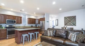 ENTIRE BUILDING-Walk to Lincoln Park or The Beach - Image 2