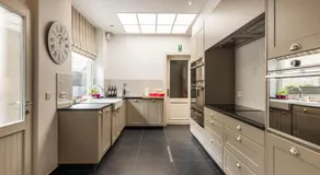 Luxueus vakantiehuis in hartje Ronse met 7 slaapkamers & badkamers - Image 3