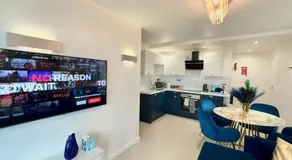 Award Winner of 2026 &2025 traveller & Best guest rated apartment, two bedroom, #1 Leeds city centres most central location, Great 180 degree views,balcony , PARKING onsite, Netflix & WiFi - Image 5