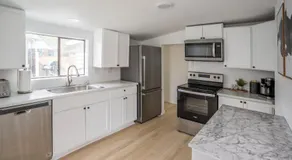 Cozy 2 Bedroom Home, Private Backyard with Hot Tub - Image 4