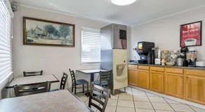Econo Lodge Sturbridge Route 20 - Image 5