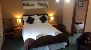 Crown House & Lodges B&B - Image 2