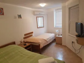 Comfy Apartment in Jezera with Garden - Image 4