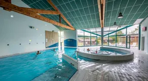 Chalet avec jacuzzi, terrasse et sauna - Image 2