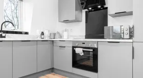 Modern Two Bed Apartment - Balcony & Parking - Netflix 8MC - Image 2