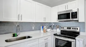 Pelican Studio with Full Kitchen and Patio - Image 2