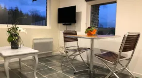 Gite 2 personnes en pleine nature avec jacuzzi privé et étang de pêche en Normandie - Image 4