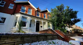 Cosy Studio with Garden Close to Town Train Hospital Long Booking Welcome - Image 4