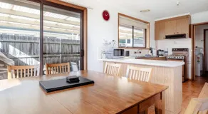 Solander's Retro Residence - By the Beach Group Stay - Image 3