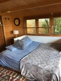 Cosy riverside cabin - Image 1