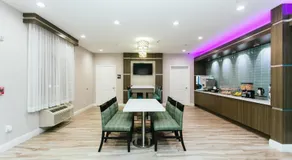 Express Inn - Spring - Image 4