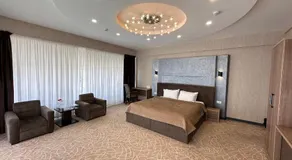 Astor Hotel - Image 2