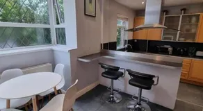 Near city centre sleeps 11, 4-spacious Bed rooms,2-Lounges 2-toilets 1-kitchen ideal Familys&Groups - Image 4