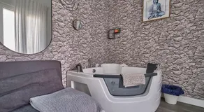 Alojamientos céntricos con bañera jacuzzi hidromasaje romántico - Image 5