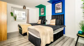 Sleek and Stylish 3 Bed in Greenock - Sleeps 8 - Image 2