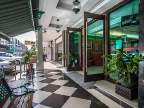 Green Hotel - Image 4