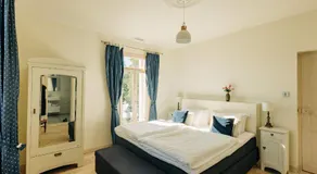 5 Bed Villa - Sleeps 10 - Pets - Pool - Parking - Image 2