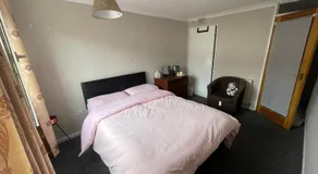 Cozy Room in Polloksheilds - Image 5