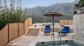 Luxury love nest with hot tub & heated pool - Image 3