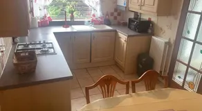 OakHouse- Entire 3 Bedroom Terrace House with Free Parking - Image 2