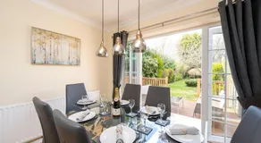 Stylish Three Bedroom Property With Parking - Image 3
