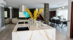 Exclusive Mountain Villa with Heated Pool & Stunning Ocean Views - Image 4