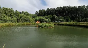 Charmant POD en bois près d'un plan d'eau - Image 4