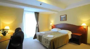 Manor Hotel - Image 2