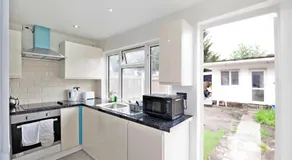 Dagenham Self catering House for Larger Groups with Free Parking - Image 2