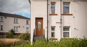 Stylish Apartment with Free Parking Near City and Bus Links - Image 5