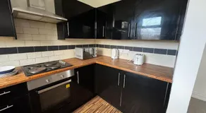 Double-Bedroom in the Heart of Salford Manchester GCSW3 Perfect for Short Stays - Image 3