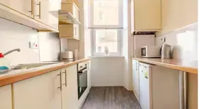 3 Bed Central Apartment - Pet Friendly & Parking - Image 4