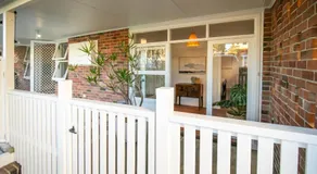 Charming oasis steps from the beach - Image 4