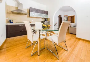 Marble Arch Home - Image 2