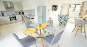 Home from home - 4 Double Bed House with Parking - Image 3