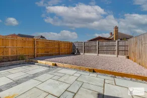 Elegant 5-Bed House with ample parking - Image 5