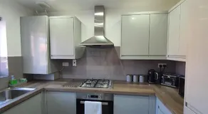 Bright 2BR House with Garden & Parking Sleeps 5 - Image 4