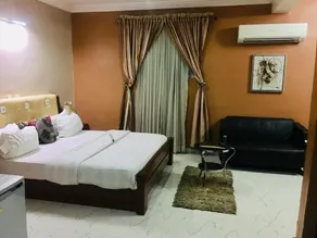 Euc Demodern Hotel & Suites - Image 2