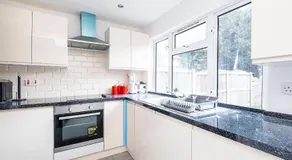 Dagenham Self catering House for Larger Groups with Free Parking - Image 5